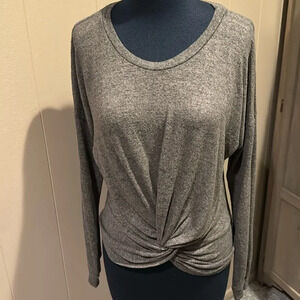 Soprano soft stretch heather brown/black twisted front hem long sleeve top. Med
